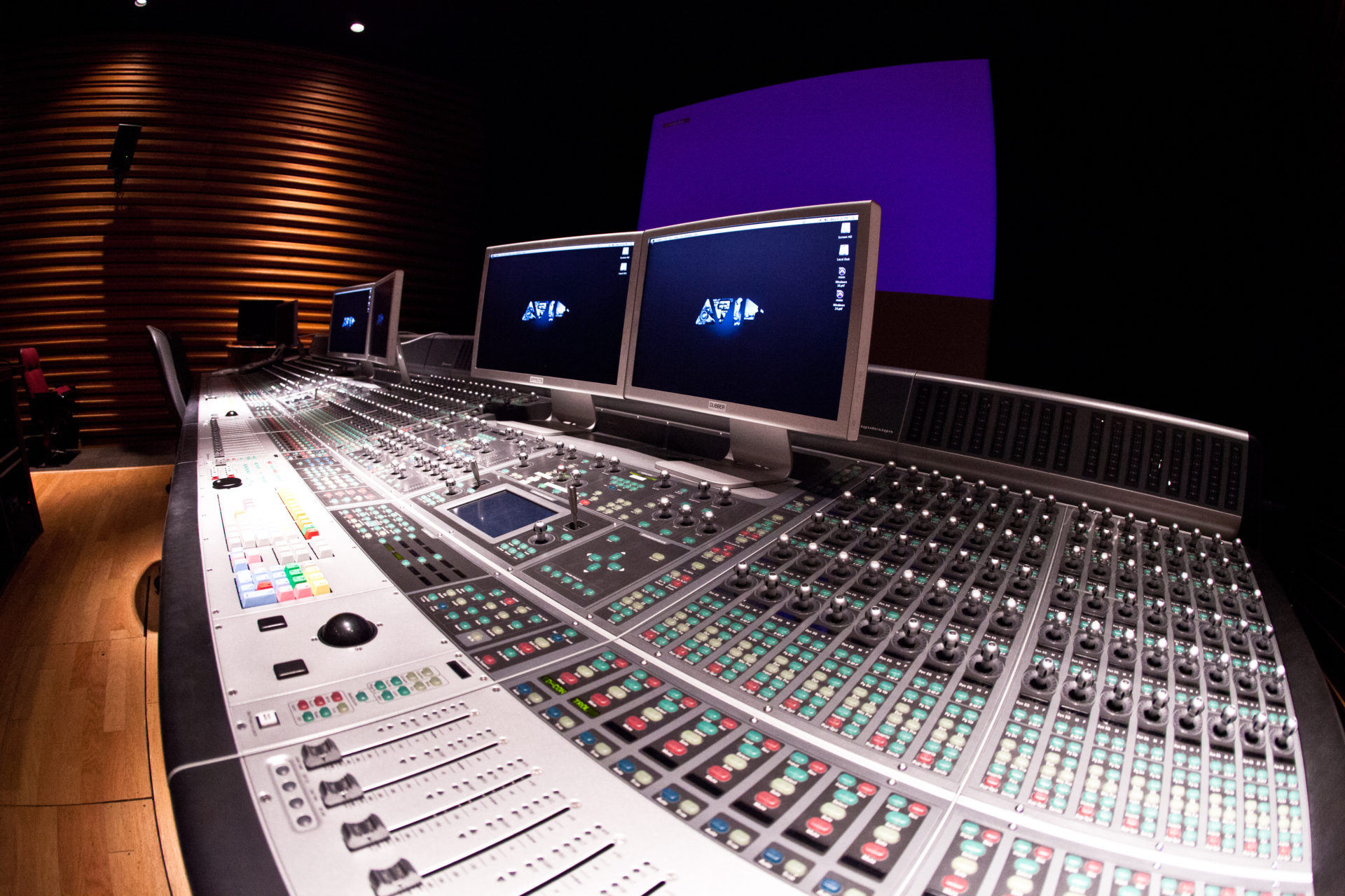 переозвучивание фильма. Video translator dubbing. Video translator dubbing. радио-жокей. певица в студии звукозаписи.